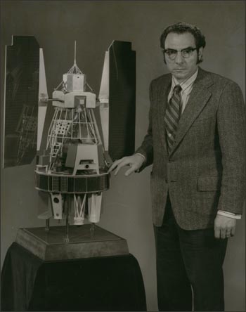 Dr. Freden com um modelo de Landsat 1 (1972).