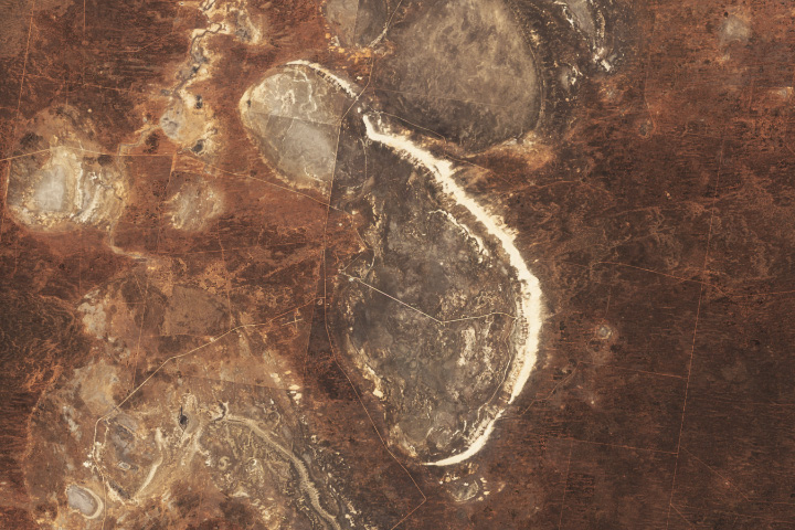 Lake Mungo’s Geological and Archaeological Treasures A lunette dune fringing this dried Australian lake preserves relics from ancient times, while today’s grazing patterns create sharp visible contrasts on the land.