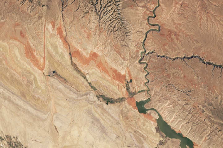 Relics of a Red World in Bighorn Basin Folds of rusted rock neighbor the Bighorn Canyon’s deep scar in the western United States.